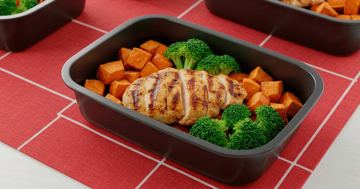 Marmita de Frango grelhado com batata-doce e brócolis